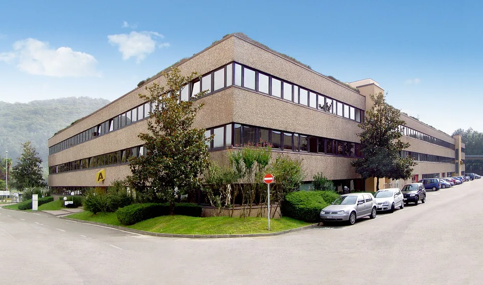 UFFICIO DI OLTRE 200 MQ IN AFFITTO A BIOGGIO