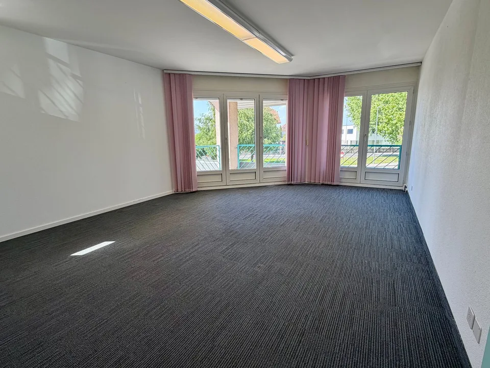 Büro mit viel Platz zur Miete in Payerne – 5 Räume, 143 m²