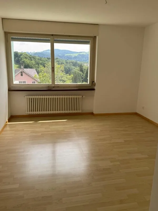 Grosszügige 3.5 Zimmerwohnung mit schöner Aussicht