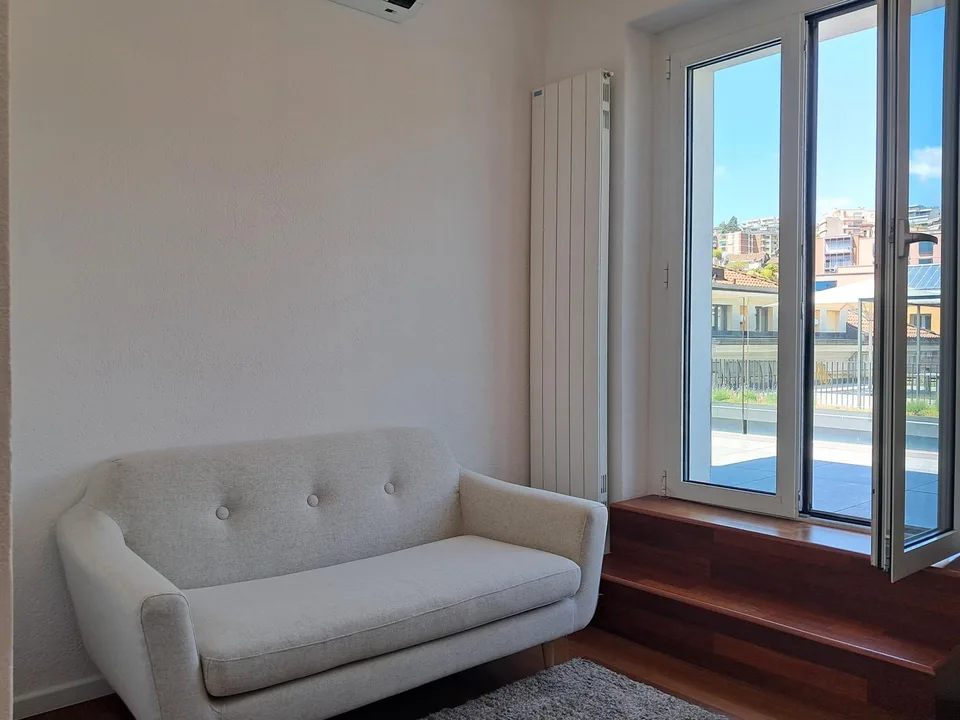 Lugano centro: luminoso attico da 2.5 locali con ampia terrazza e vista aperta