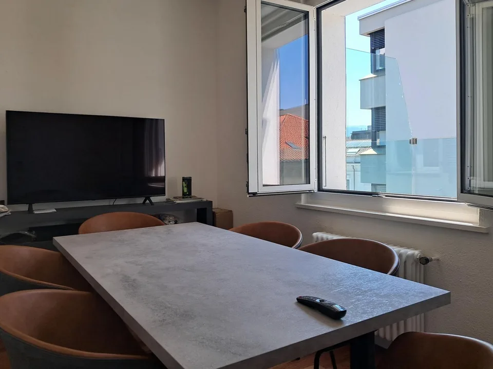 Lugano centro: luminoso attico da 2.5 locali con ampia terrazza e vista aperta