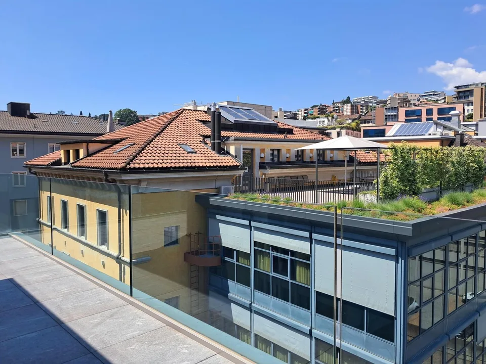 Lugano centro: luminoso attico da 2.5 locali con ampia terrazza e vista aperta