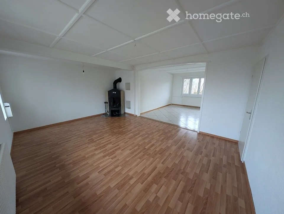 Ampio appartamento di 6.5 locali con grande balcone e grande giardino a Steffisburg