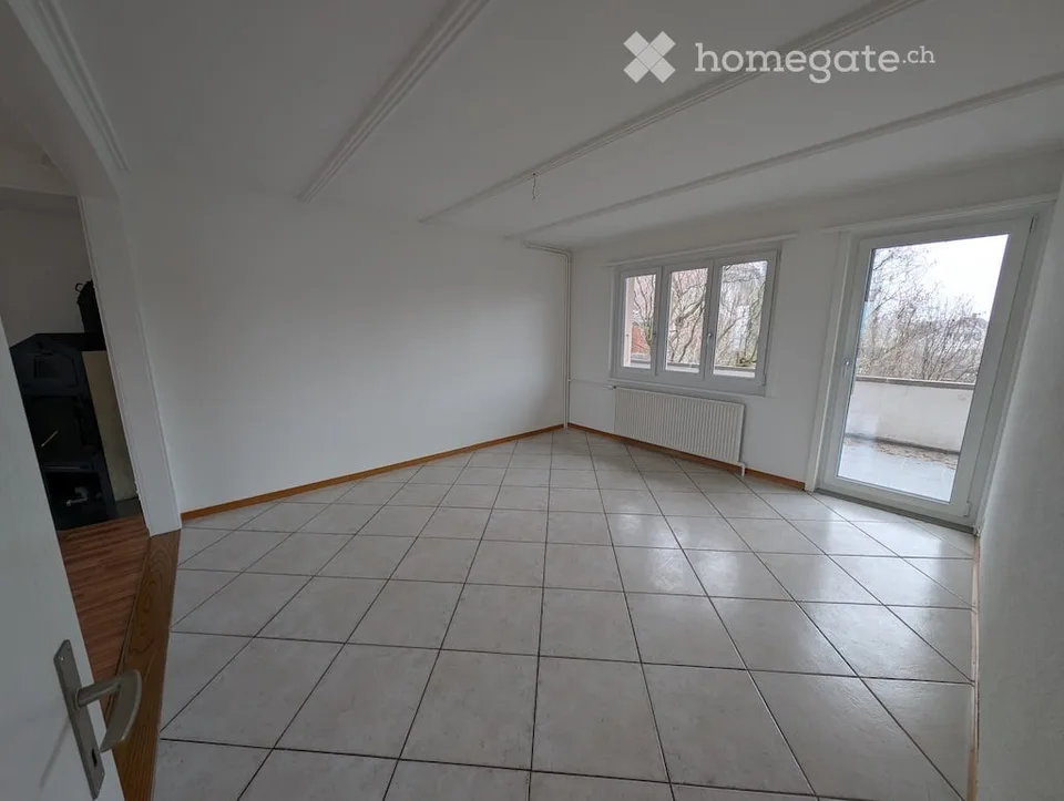 Ampio appartamento di 6.5 locali con grande balcone e grande giardino a Steffisburg