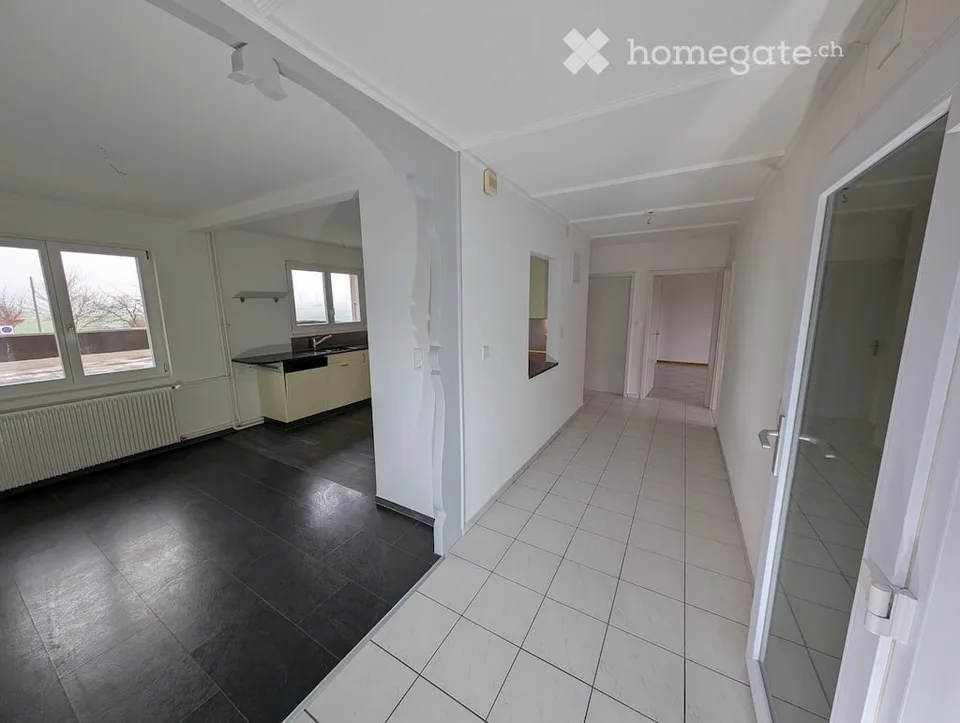 Ampio appartamento di 6.5 locali con grande balcone e grande giardino a Steffisburg
