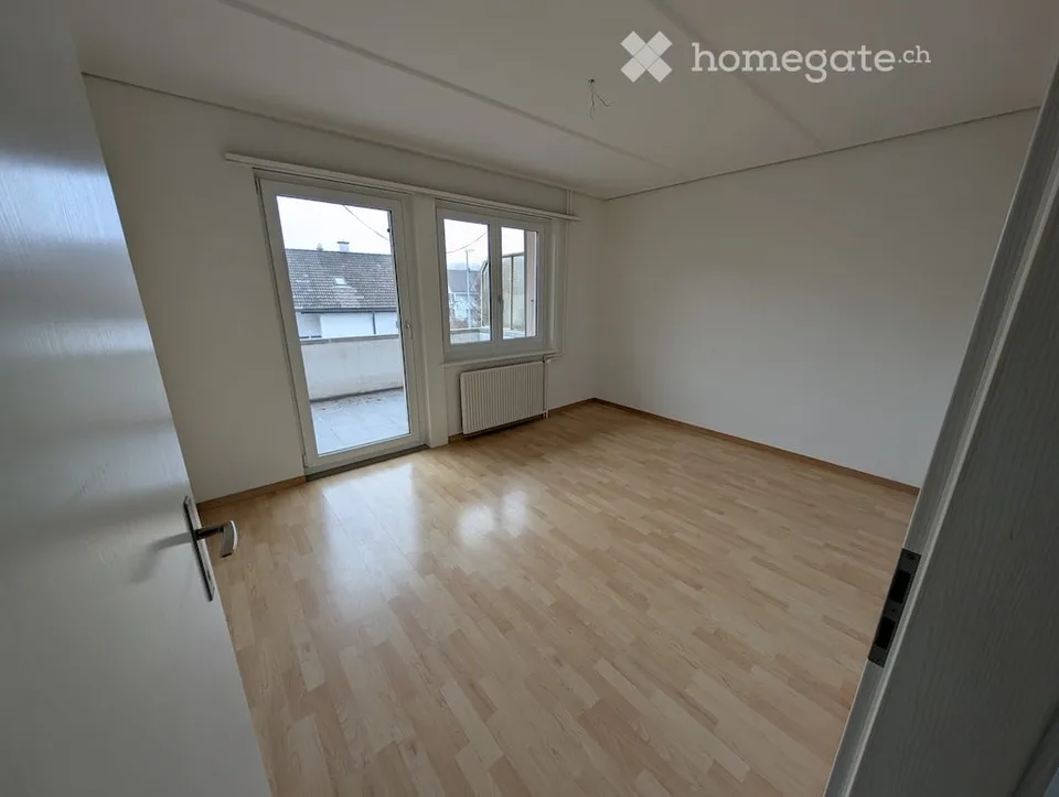 Ampio appartamento di 6.5 locali con grande balcone e grande giardino a Steffisburg