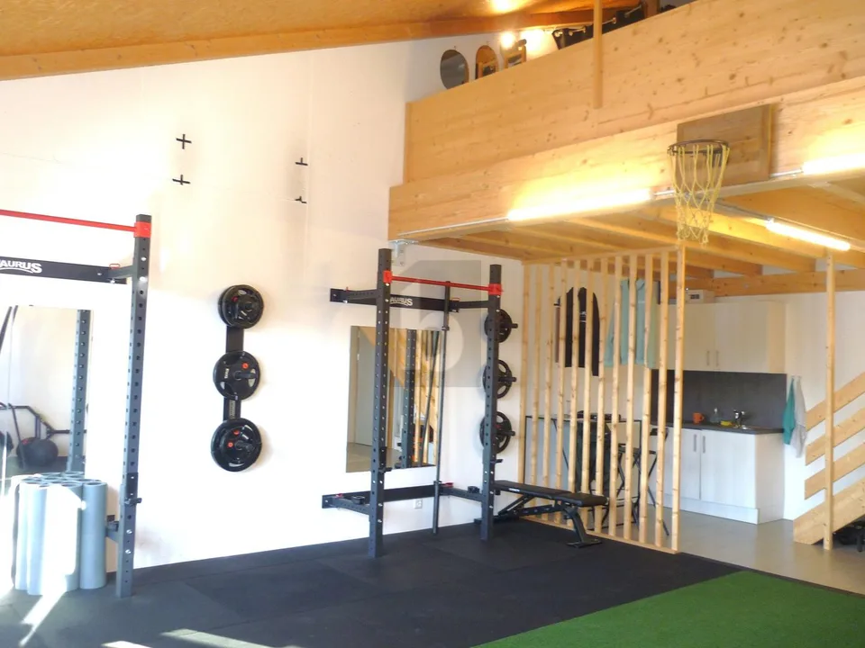 MODERN BRIGHT SPACE + MEZZANINE !