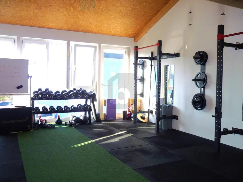 MODERN BRIGHT SPACE + MEZZANINE !