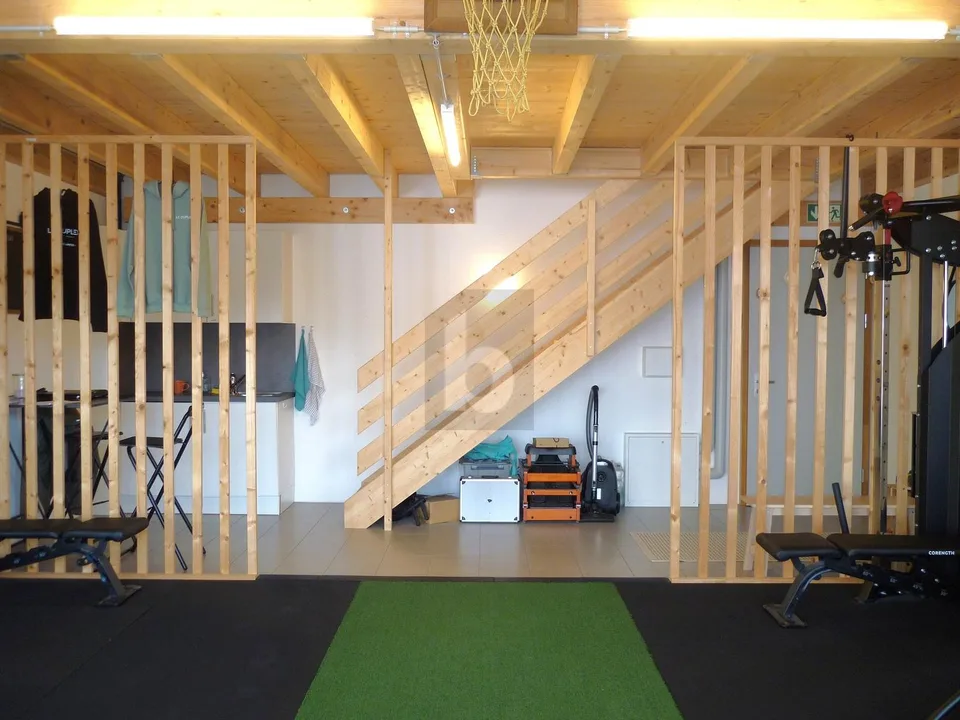 MODERN BRIGHT SPACE + MEZZANINE !