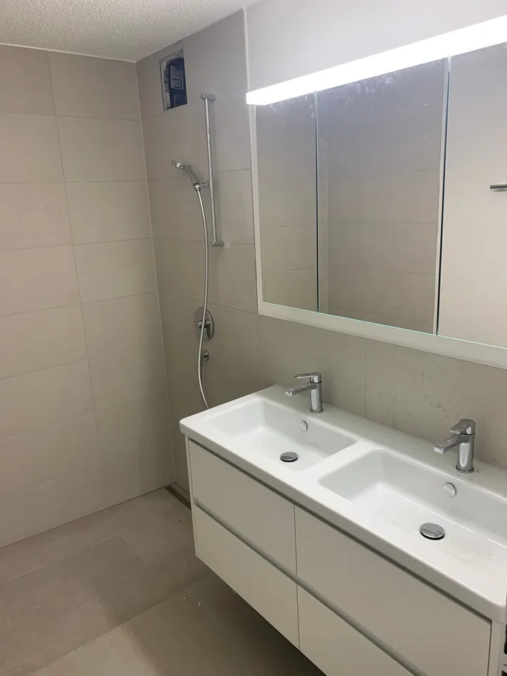 Appartamento luminoso 4.5 locali con balcone in una zona tranquilla – Höri ZH