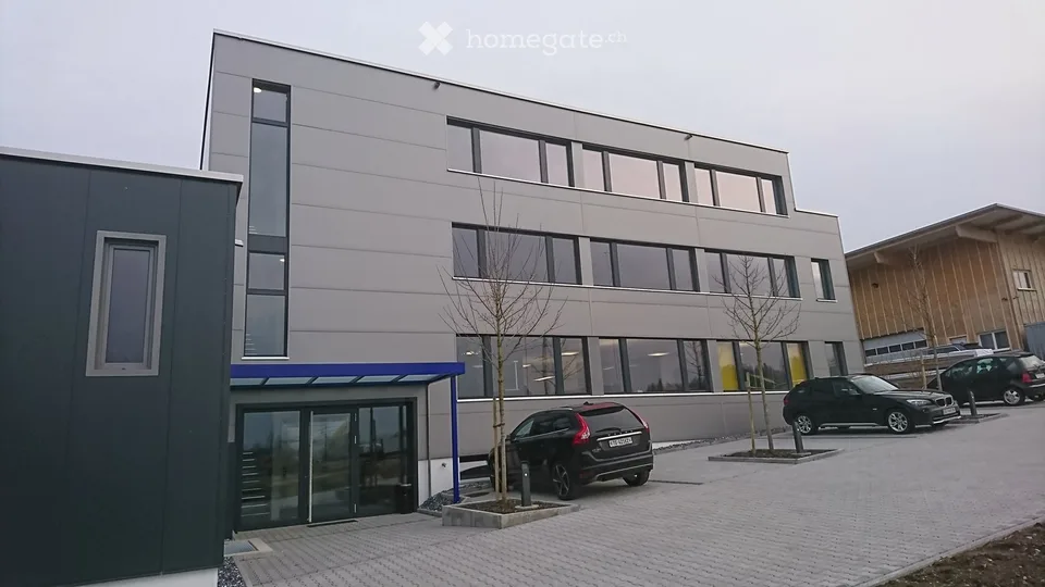 Uffici o locali di pratica moderni (totale 231 m2) in affitto all'ultimo piano