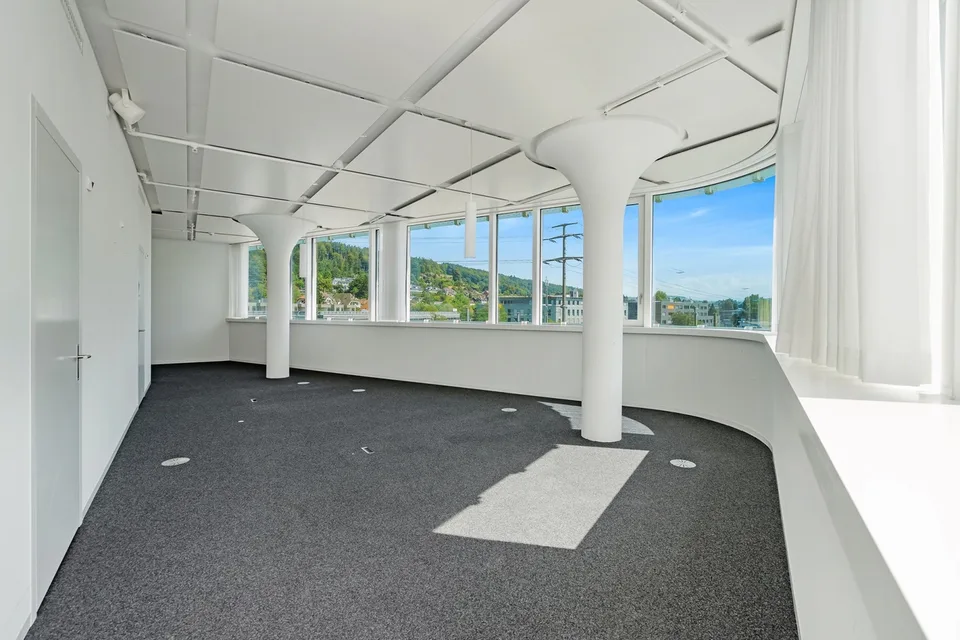 Espace de bureau ouvert - Flexible et adaptable, parfait pour votre entreprise ! – photo 8 sur 12