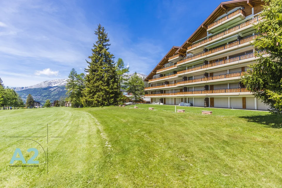 Situation exceptionnelle pour ce 4.5 pièces au bord du golf