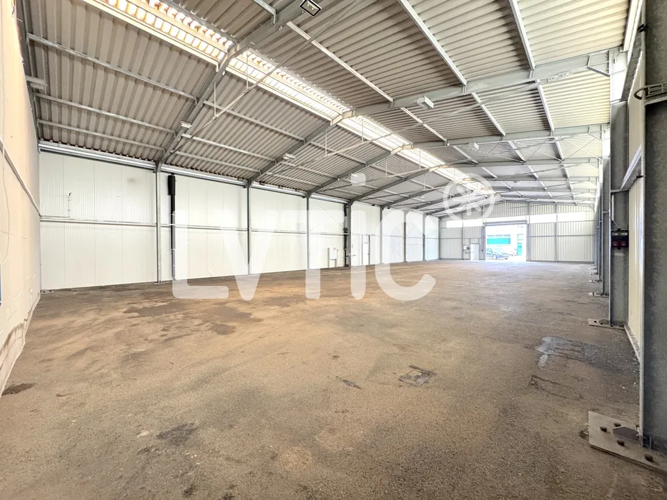 Dépôt, atelier de 600 m2 divisible dès 300 m2 à louer à St-Aubin