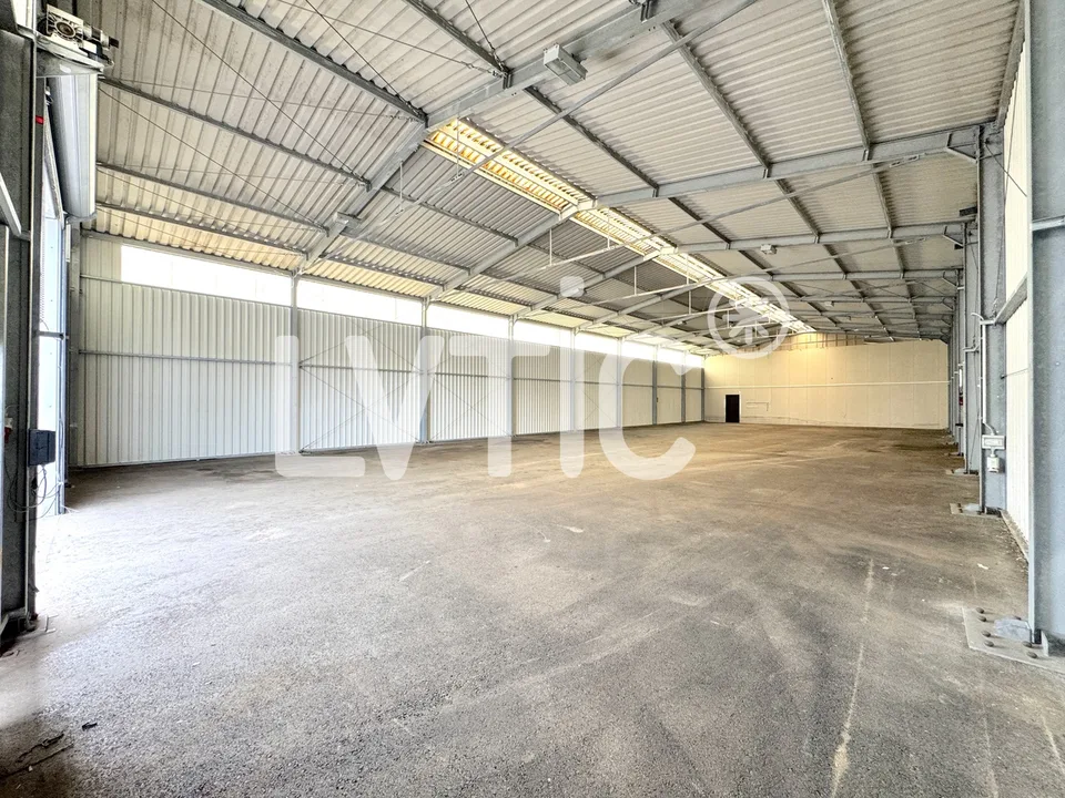 Dépôt, atelier de 600 m2 divisible dès 300 m2 à louer à St-Aubin