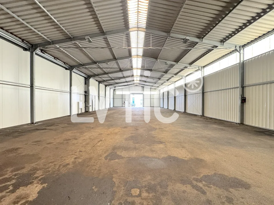 Dépôt, atelier de 600 m2 divisible dès 300 m2 à louer à St-Aubin