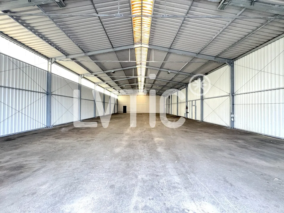 Dépôt, atelier de 600 m2 divisible dès 300 m2 à louer à St-Aubin