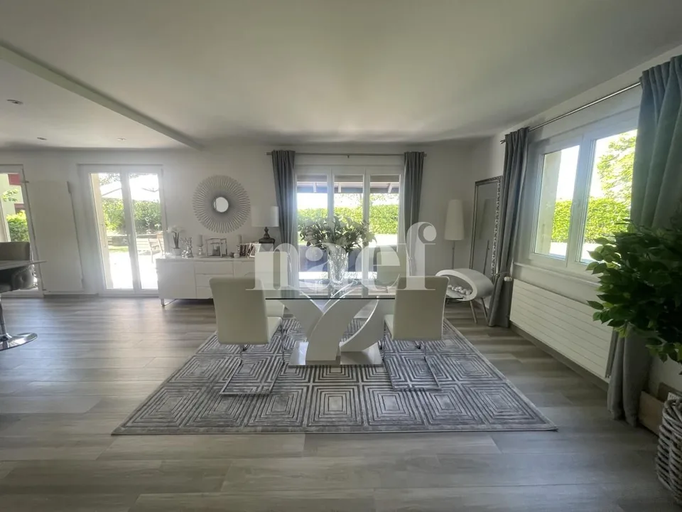 Schöne individuelle Villa, komplett renoviert, 5,5 Zimmer mit großem Garten