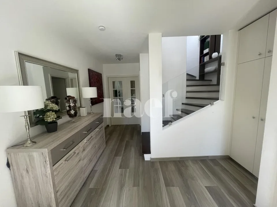 Schöne individuelle Villa, komplett renoviert, 5,5 Zimmer mit großem Garten