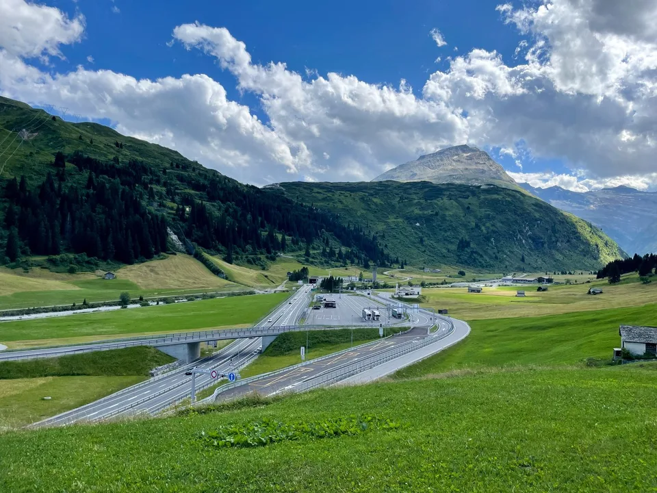 Kommerzielles Projekt GROSSMATTA - Einzigartige und strategische Lage A13