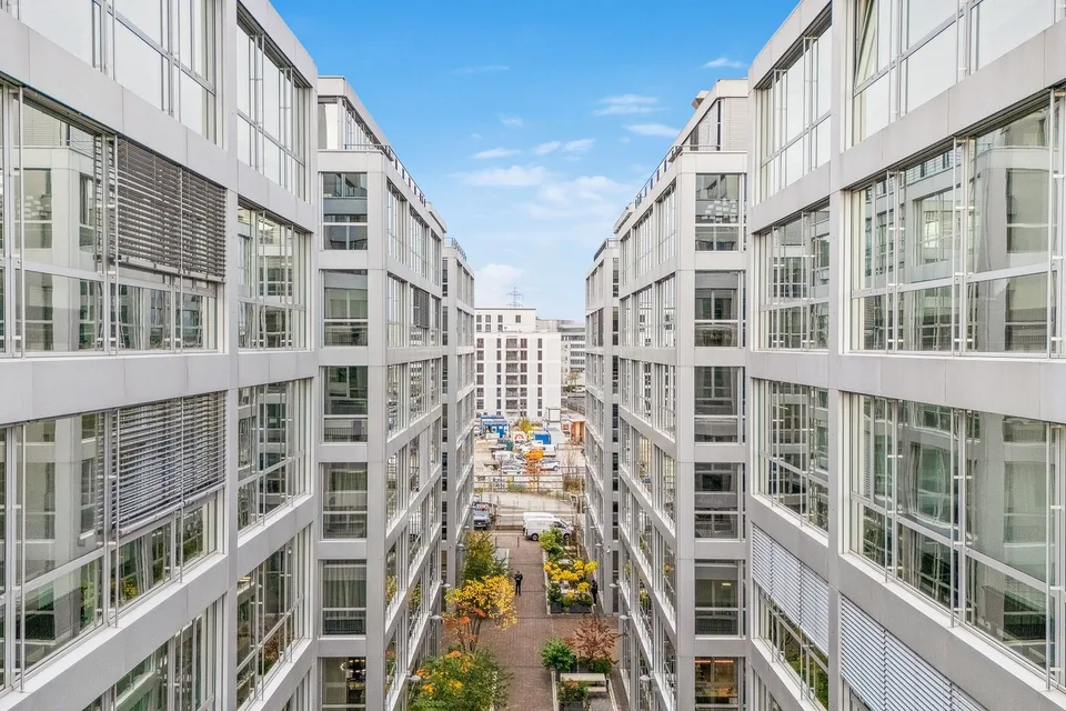 Neue und moderne Büroflächen mit Parkplätzen