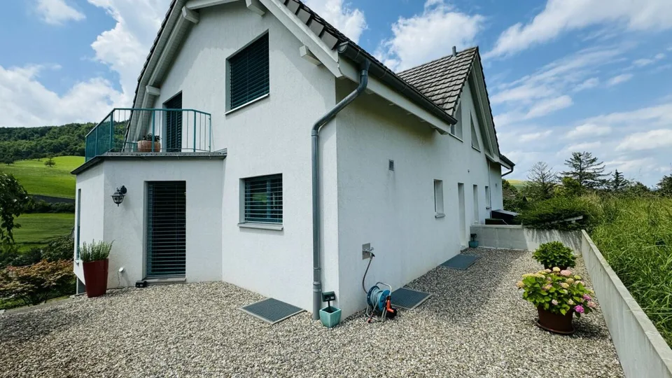 Belle maison semi-détachée 5.5 pièces avec jardin, espace de séjour, balcon et 2 places de parking