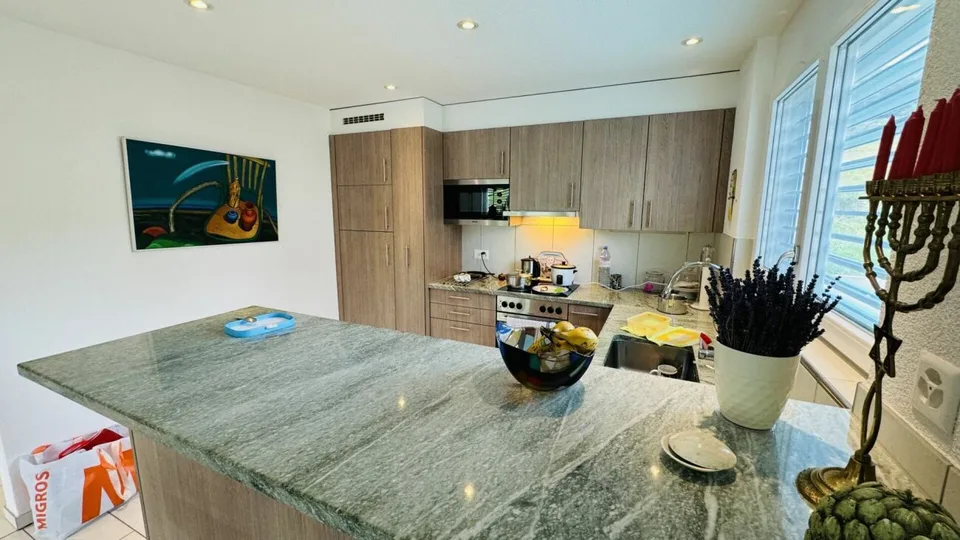 Belle maison semi-détachée 5.5 pièces avec jardin, espace de séjour, balcon et 2 places de parking