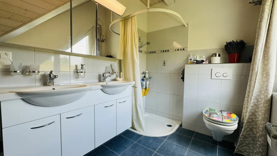 Belle maison semi-détachée 5.5 pièces avec jardin, espace de séjour, balcon et 2 places de parking