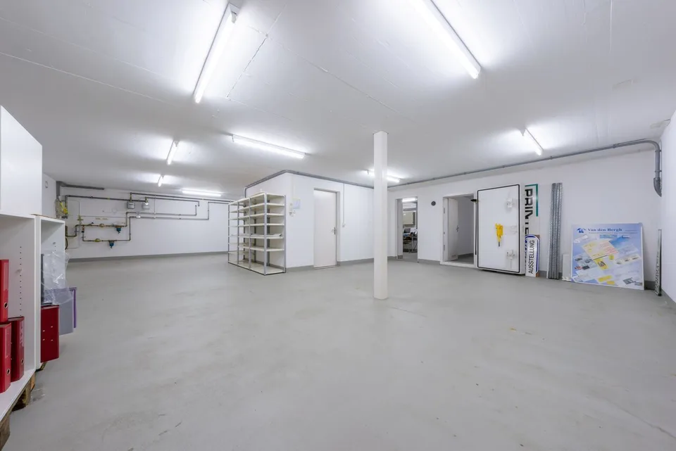 Local de stockage 92m2 avec ascenseur de marchandises