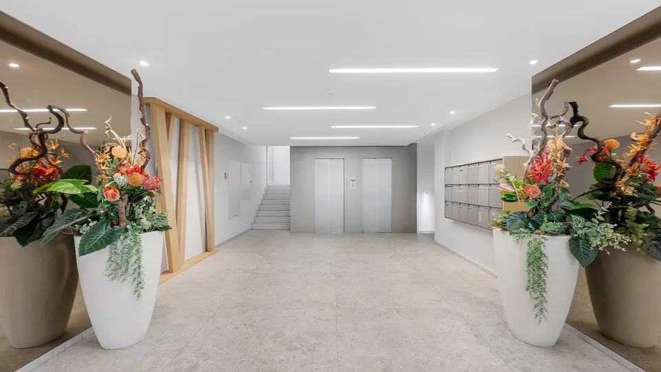 Spazio ufficio completamente sviluppato con vista unica sul lago