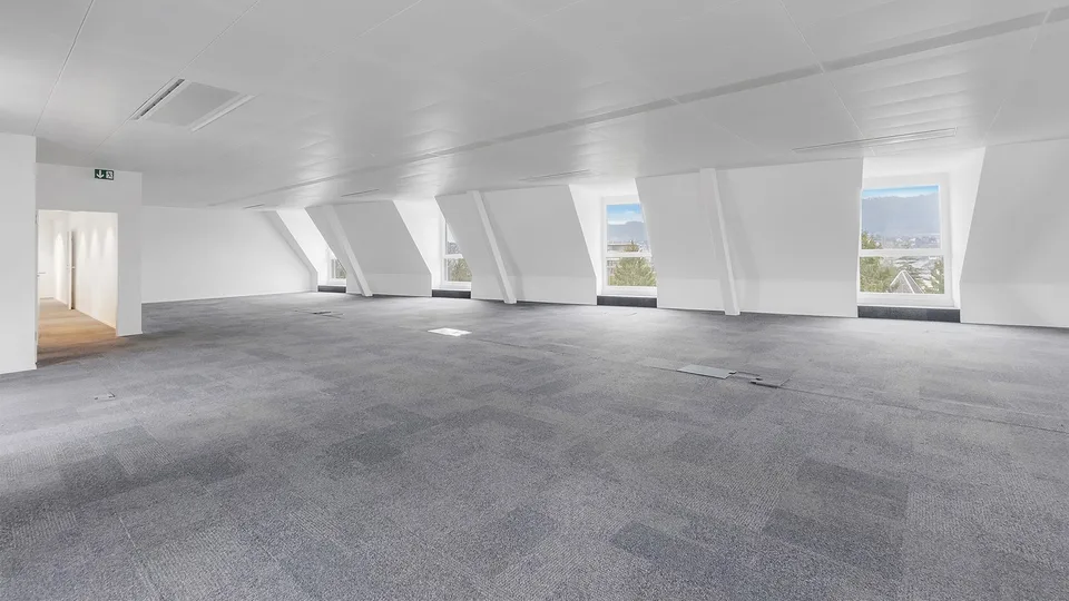 Spazio ufficio completamente sviluppato con vista unica sul lago