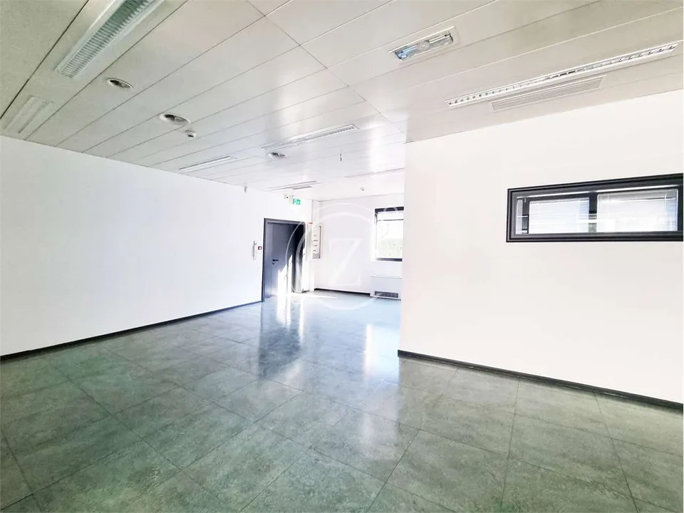 Wir vermieten ein 251 m² großes Büro