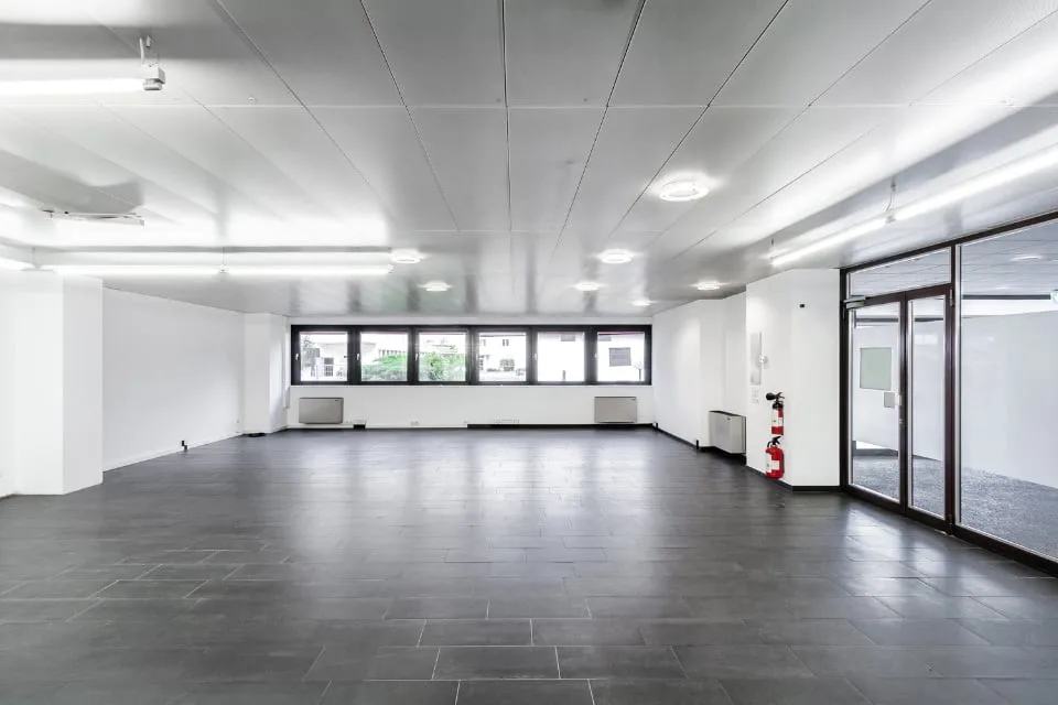 LUGANO NORD/BIOGGIO - GRAND SHOWROOM DE 275 M² À LOUER (REF. 006)