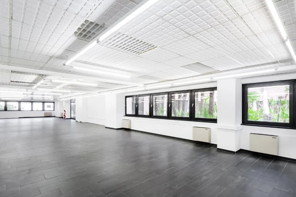 LUGANO NORD/BIOGGIO - AFFITTASI AMPIO SHOWROOM DI 275 MQ (rif. 006)