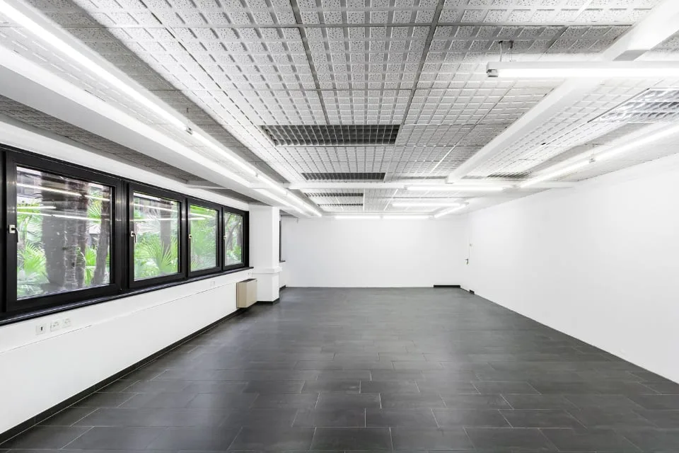 LUGANO NORD/BIOGGIO - GRAND SHOWROOM DE 275 M² À LOUER (REF. 006)