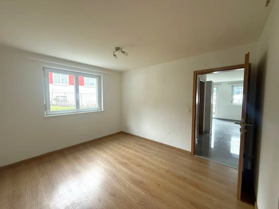 St-Imier, joli appartement 2.5 pièces avec terrasse, garage, jardin – photo 7 sur 10