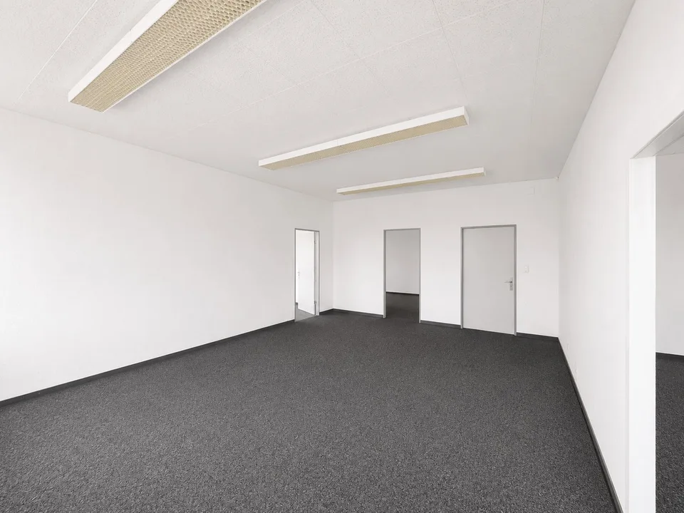 125 m² di spazio per uffici con 4 uffici a Regensdorf!