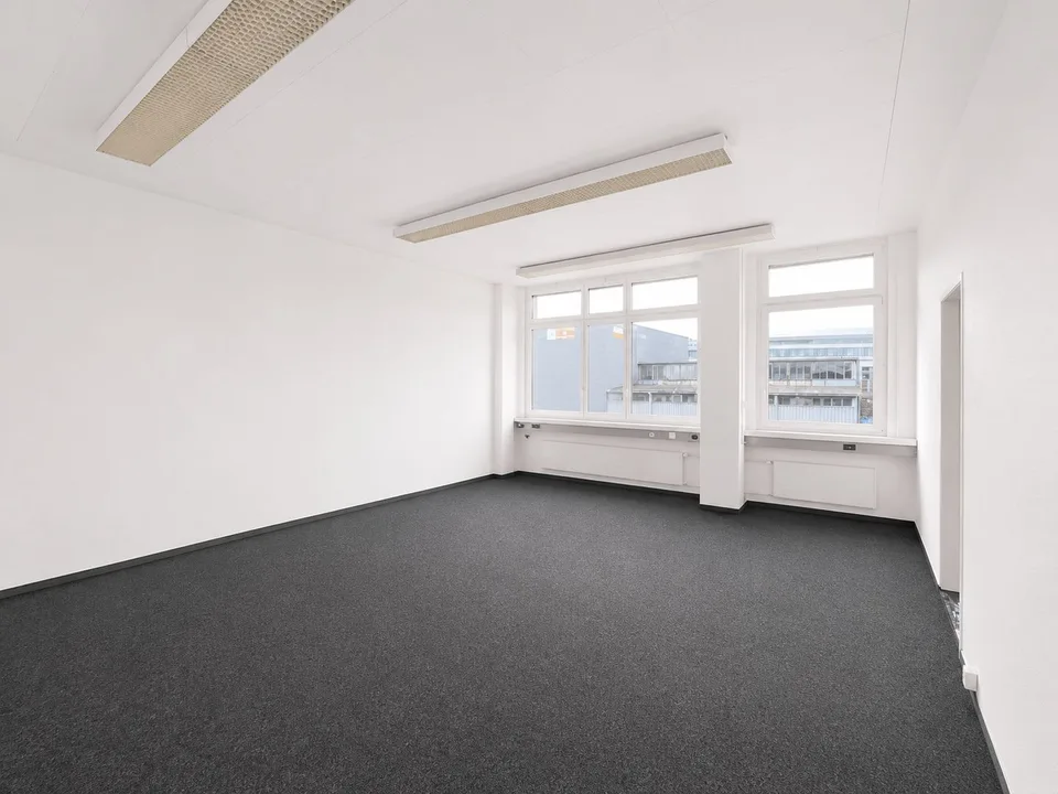 125 m² di spazio per uffici con 4 uffici a Regensdorf!