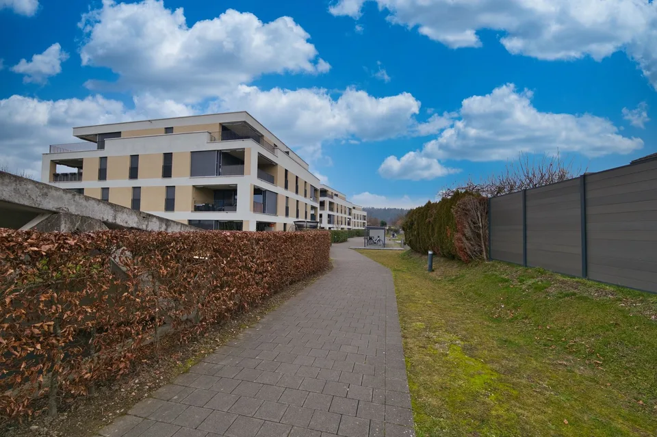 Appartamento esclusivo 4.5 locali con balcone, cantina & stazione di ricarica E presso parcheggio – foto 19 di 21