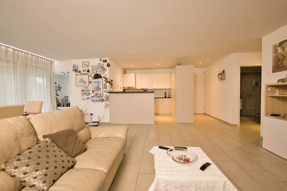 Appartement exclusif 4.5 pièces avec balcon, cave & station de recharge E à proximité d'un parking