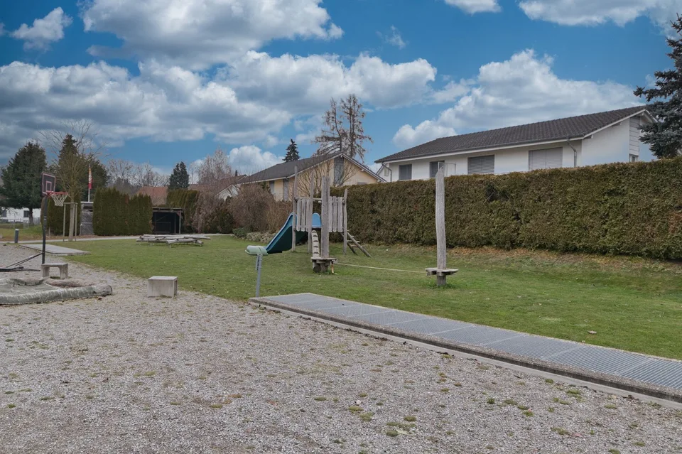 Appartamento esclusivo 4.5 locali con balcone, cantina & stazione di ricarica E presso parcheggio – foto 20 di 21