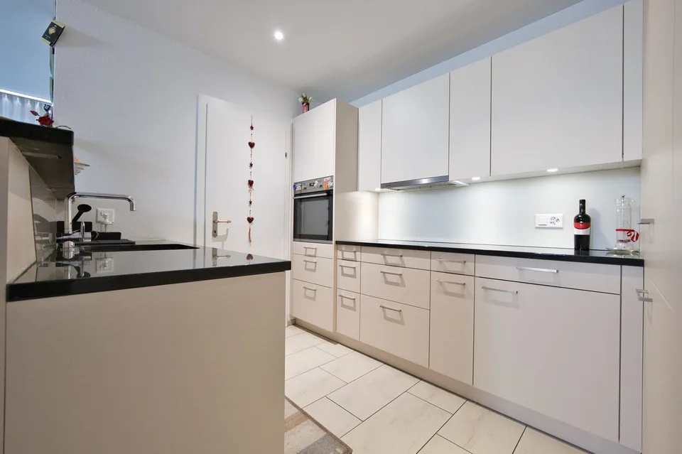 Appartement exclusif 4.5 pièces avec balcon, cave & station de recharge E à proximité d'un parking