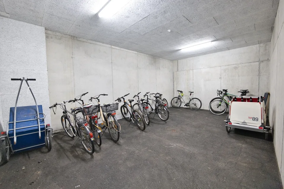 Appartamento esclusivo 4.5 locali con balcone, cantina & stazione di ricarica E presso parcheggio – foto 16 di 21
