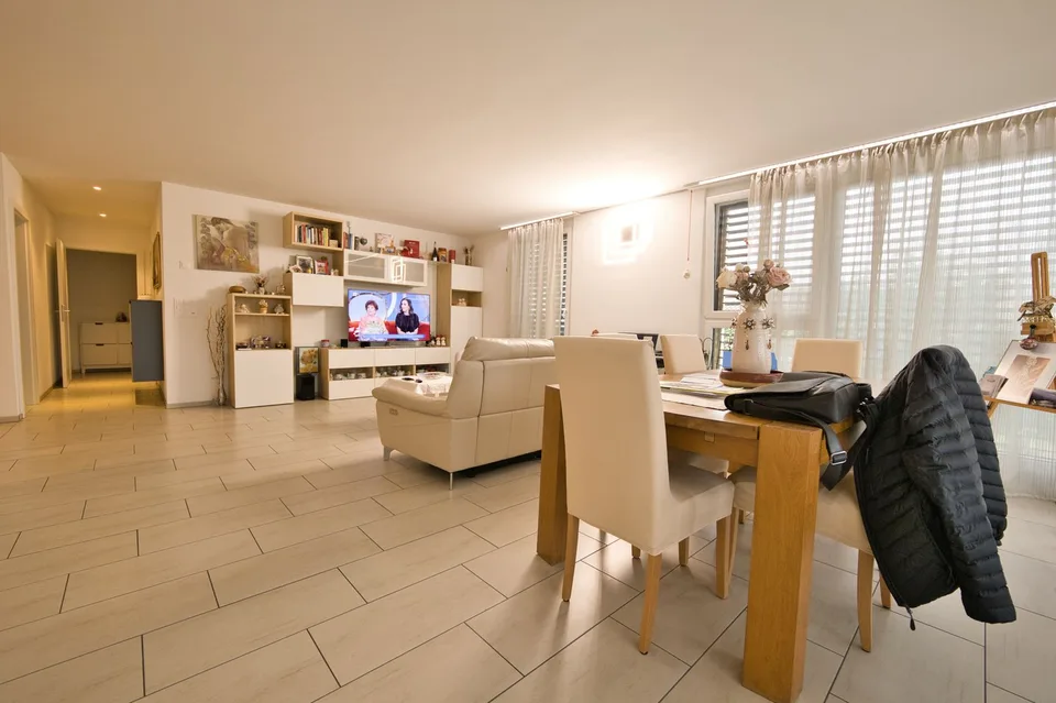 Appartamento esclusivo 4.5 locali con balcone, cantina & stazione di ricarica E presso parcheggio – foto 6 di 21