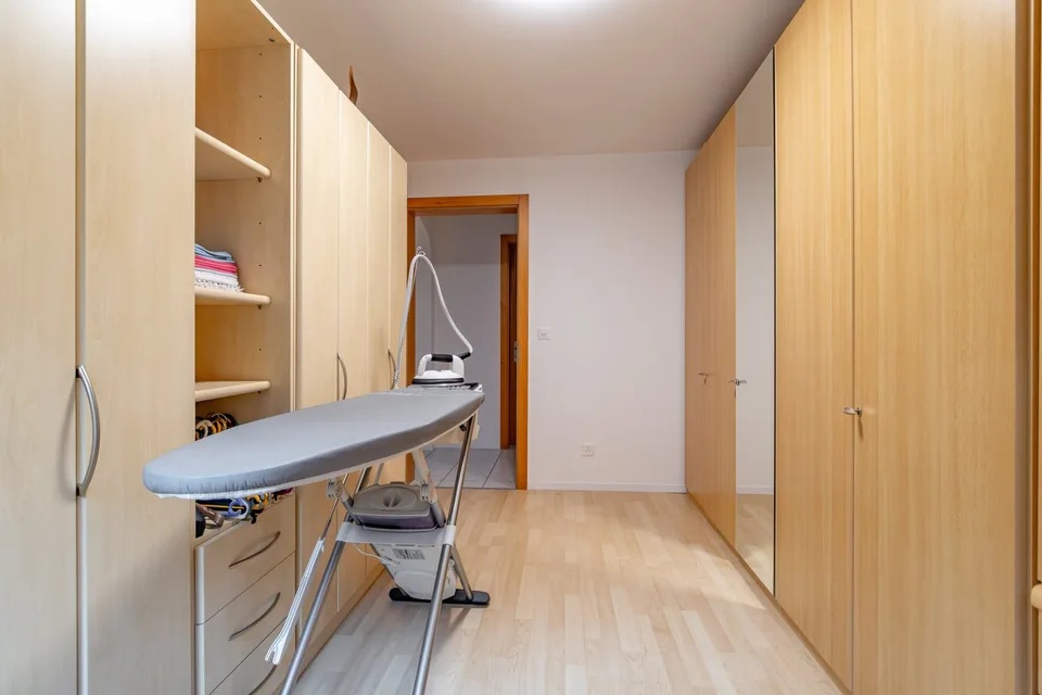 Exclusive 5.5-room apartment in Grengiols – freshly renovated & in top condition – photo 8 of 14