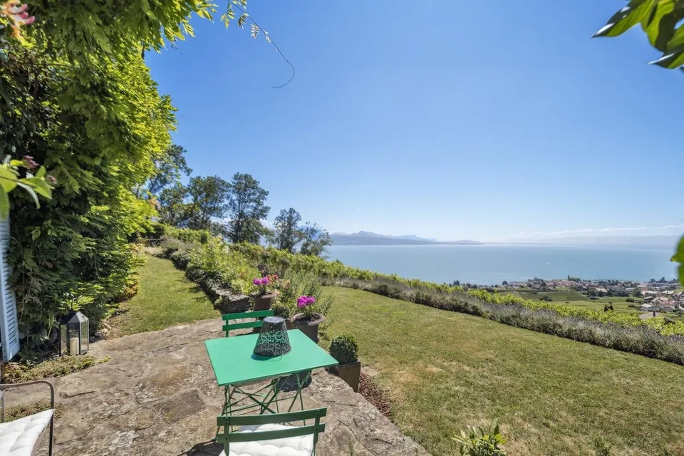 In the heart of the vineyards, an exceptional winemaker's house facing Lake Geneva
