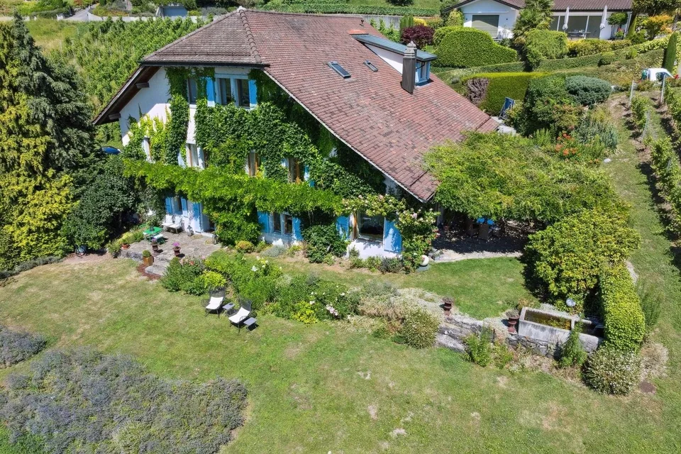 In the heart of the vineyards, an exceptional winemaker's house facing Lake Geneva