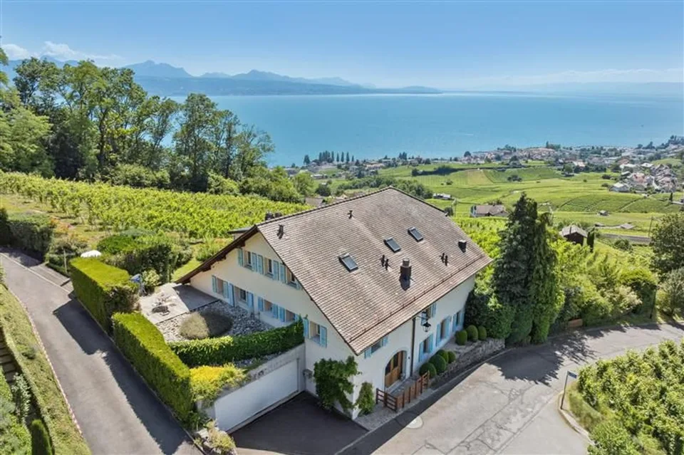 In the heart of the vineyards, an exceptional winemaker's house facing Lake Geneva
