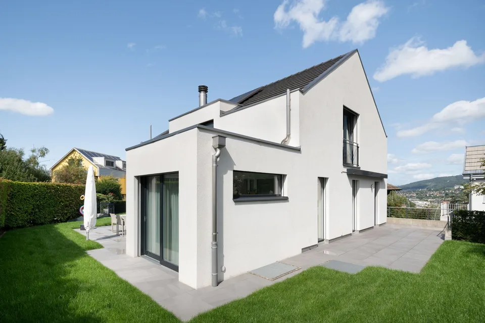 Casa unifamiliare indipendente con giardino e doppio garage