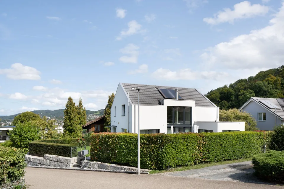 Freistehendes Einfamilienhaus mit Garten und Doppelgarage